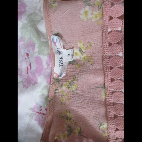 Pink Rose Women's Top Size M Short Sleeve Pink Floral V Neck "Pre-owned" - Picture 4 of 6